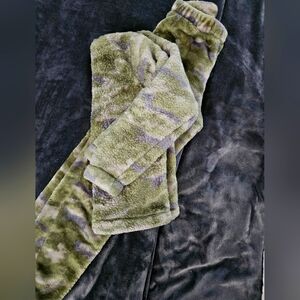 Cat and Jack - sweatshirt and sweatpants set - super soft - youth L 10/12 - camo